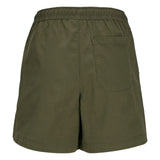 Grønne shorts med elastisk talje ses bagfra, en enkelt baglomme synlig. Simpelt design uden synligt logo eller mønster, hvilket giver et afslappet og funktionelt udseende.