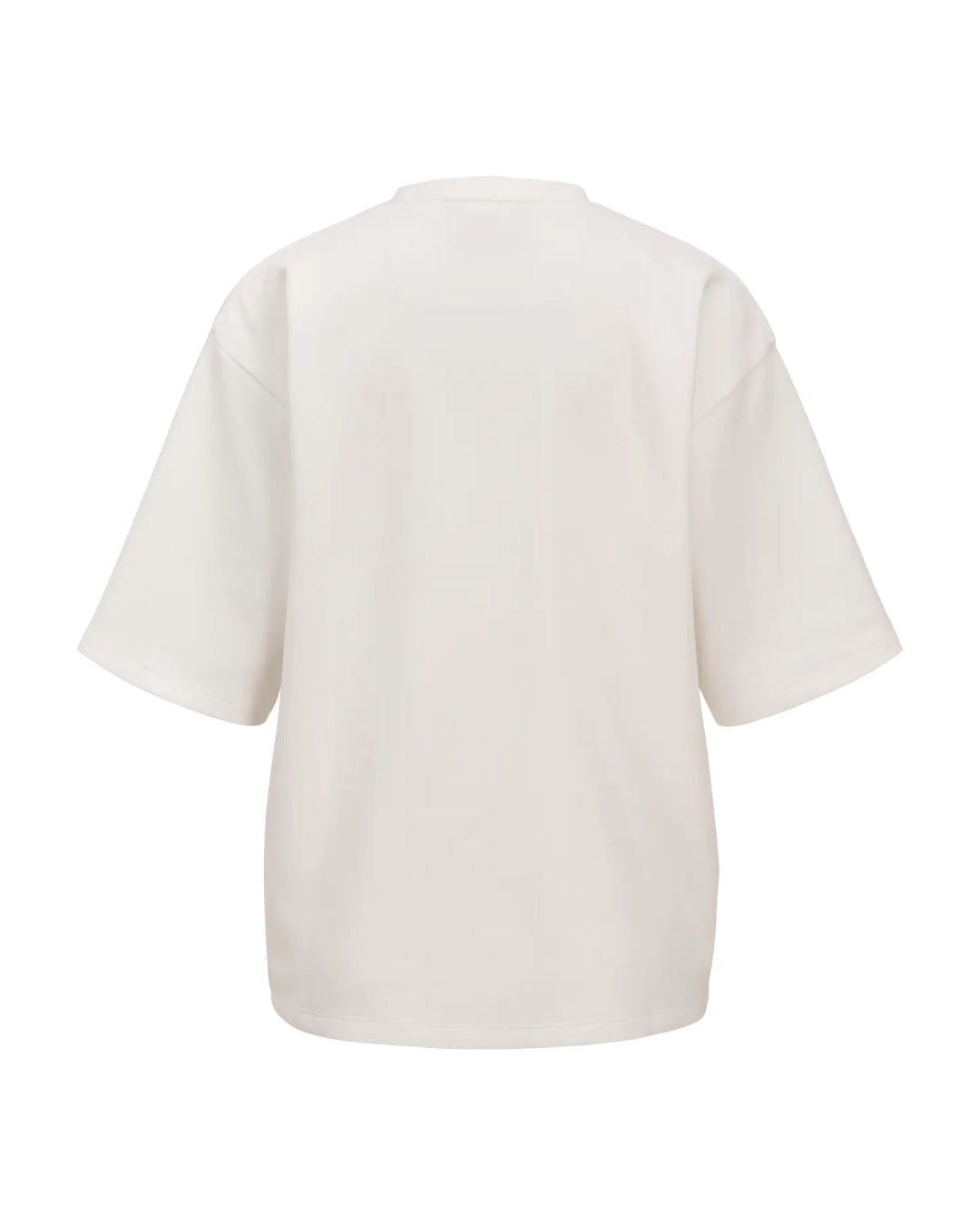 En hvid T-shirt, hængende eller liggende fladt, med korte ærmer og rund hals. Den er præsenteret mod en neutral, ensfarvet baggrund. Ingen tekst er synlig.