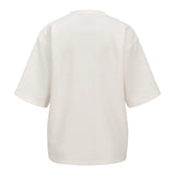 En hvid T-shirt, hængende eller liggende fladt, med korte ærmer og rund hals. Den er præsenteret mod en neutral, ensfarvet baggrund. Ingen tekst er synlig.