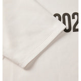 En hvid T-shirt ligger fladt med ærmet foldet. Tallet "202" er trykt i sort på stoffet.
