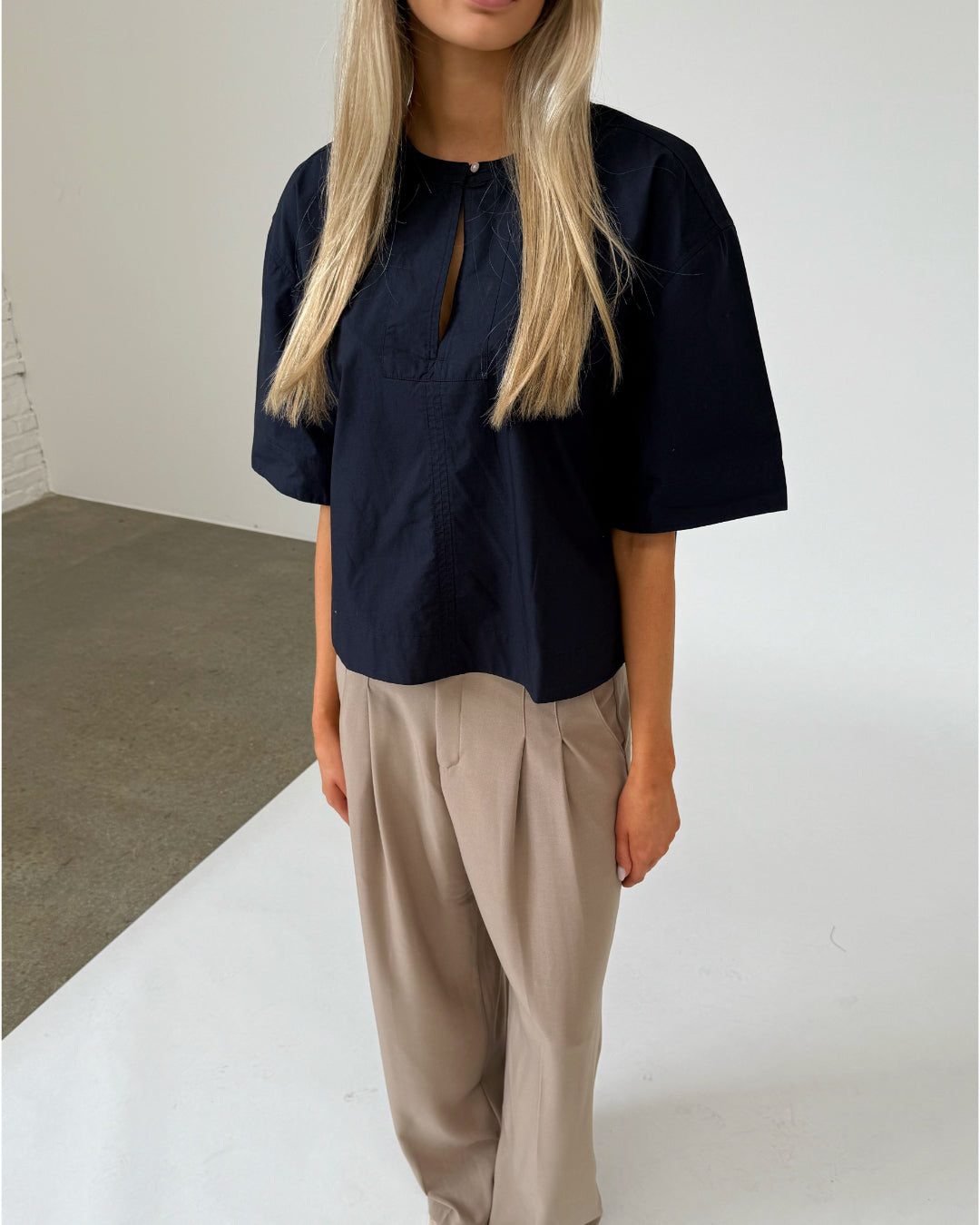 Modelfoto af pige iklædt OLEANE bluse, navy og MILAN bukser, beige - begge fra BySofieSønderby