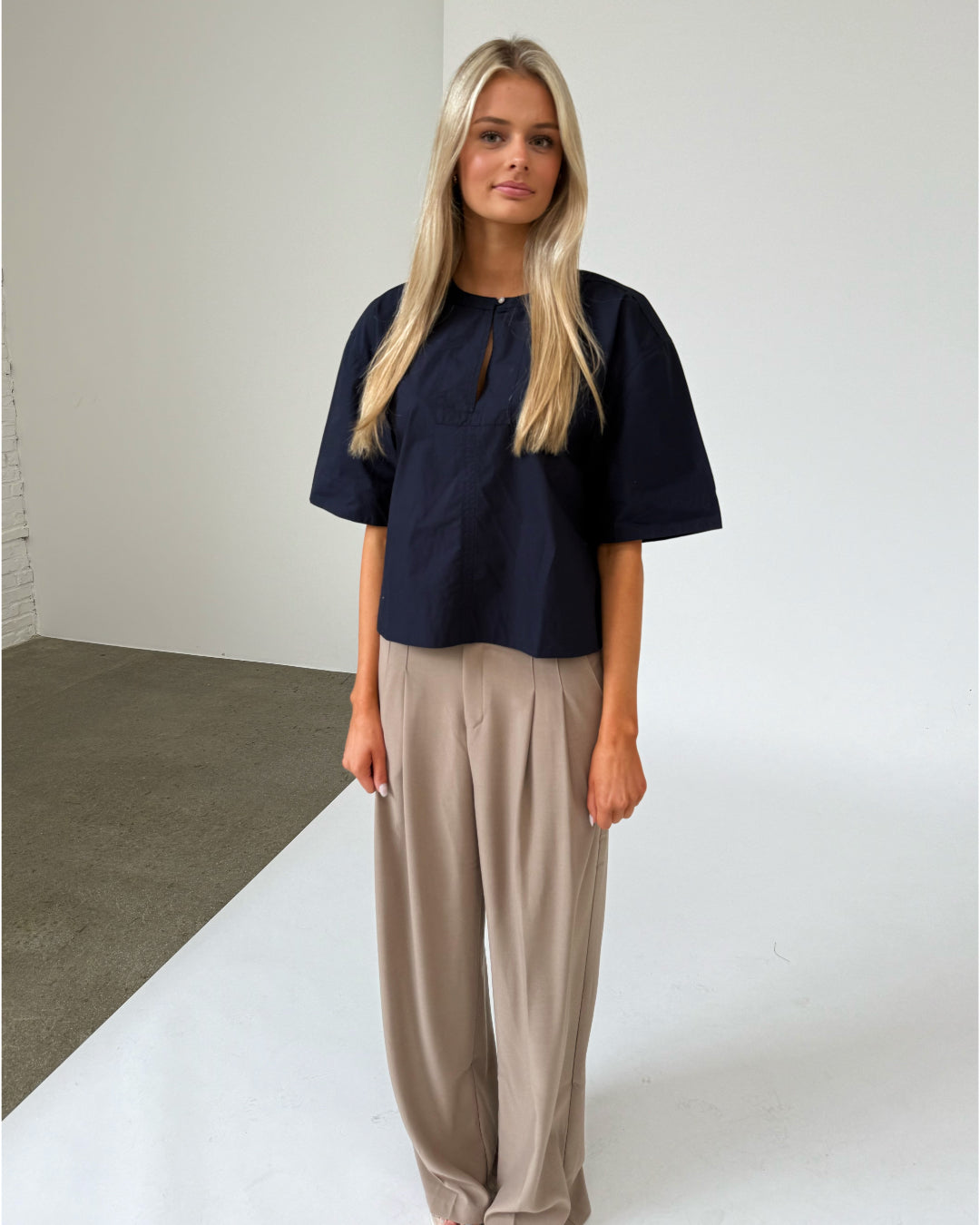 Modelfoto af pige iklædt OLEANE bluse, navy og MILAN bukser, beige - begge fra BySofieSønderby