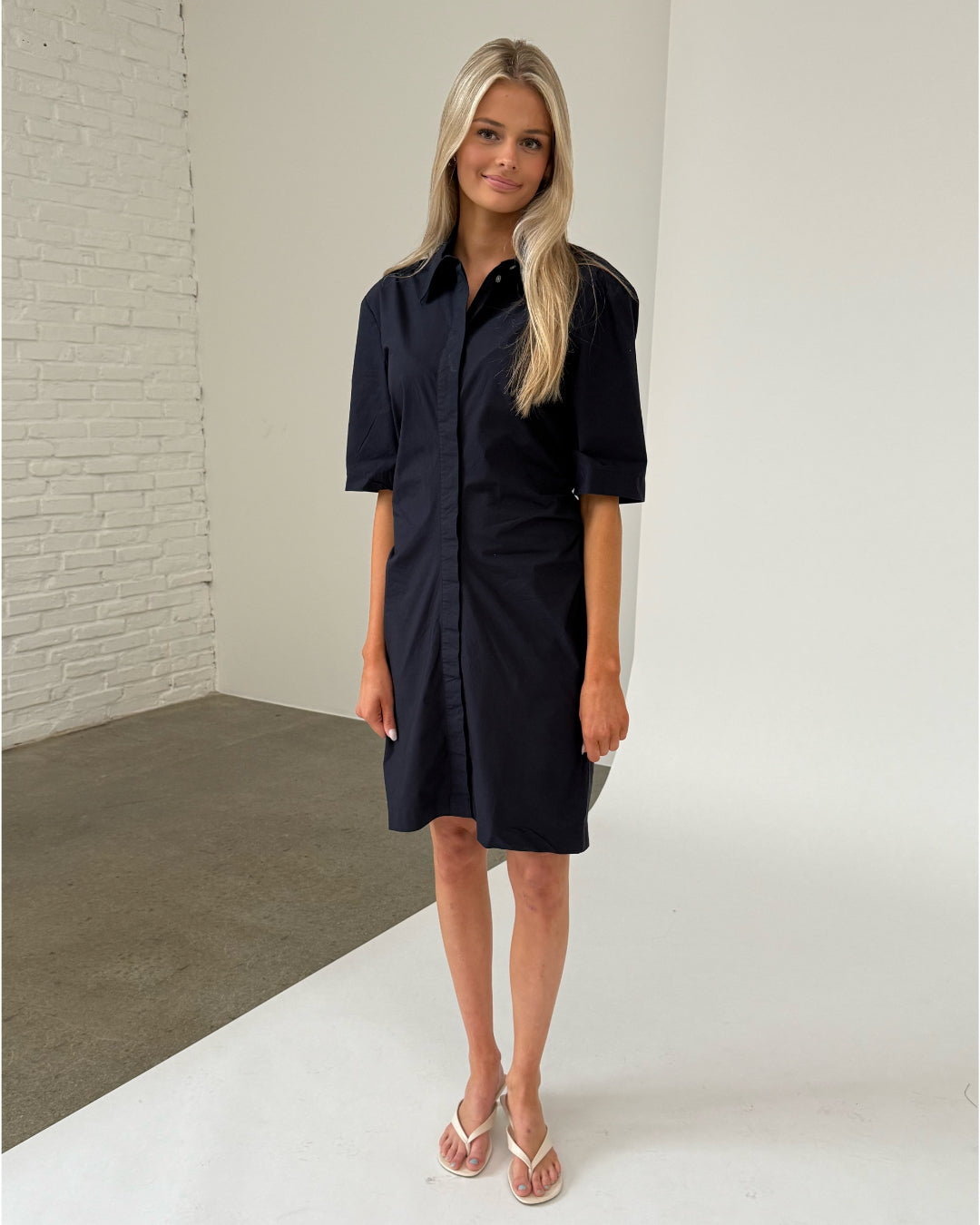 Modelfoto af pige iklædt OLEANE kjole, navy - begge fra BySofieSønderby
