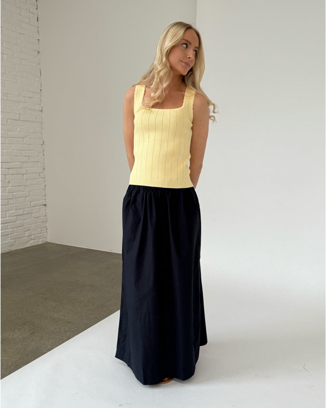 Modelfoto af pige iklædt OLEANE nederdel, navy og JANELLE top, gul - begge fra BySofieSønderby
