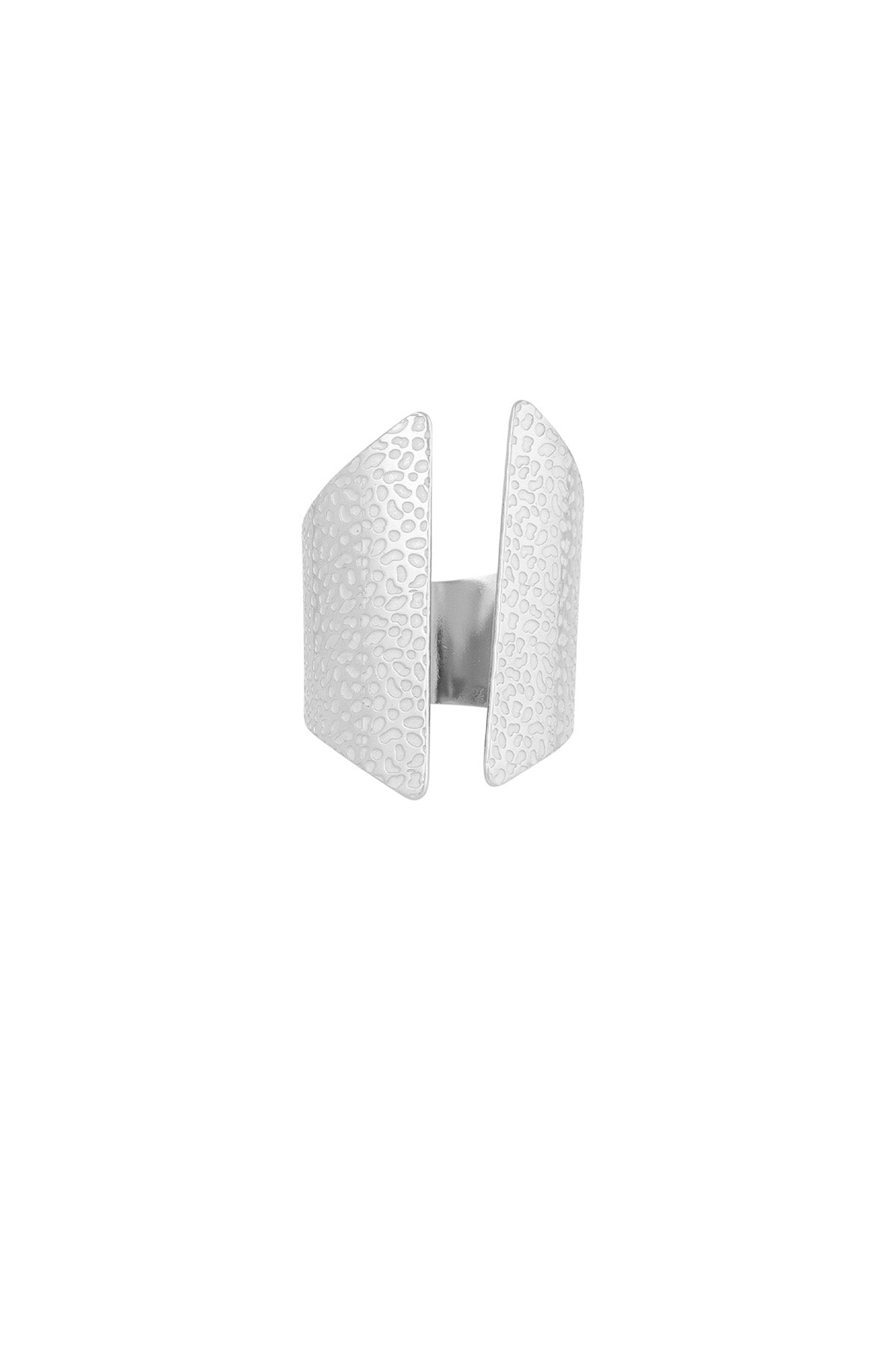 Sølvring med et åbent design og præget tekstur, der skaber et moderne og elegant udseende. Baggrunden er enkel og hvid, fremhæver ringens detaljer.
