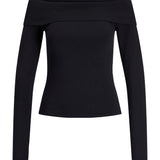 Sort, langærmet bluse uden skuldre, stillet mod en hvid baggrund. Blusen har en bred kant ved udskæringen og skaber et elegant, minimalistisk udtryk.