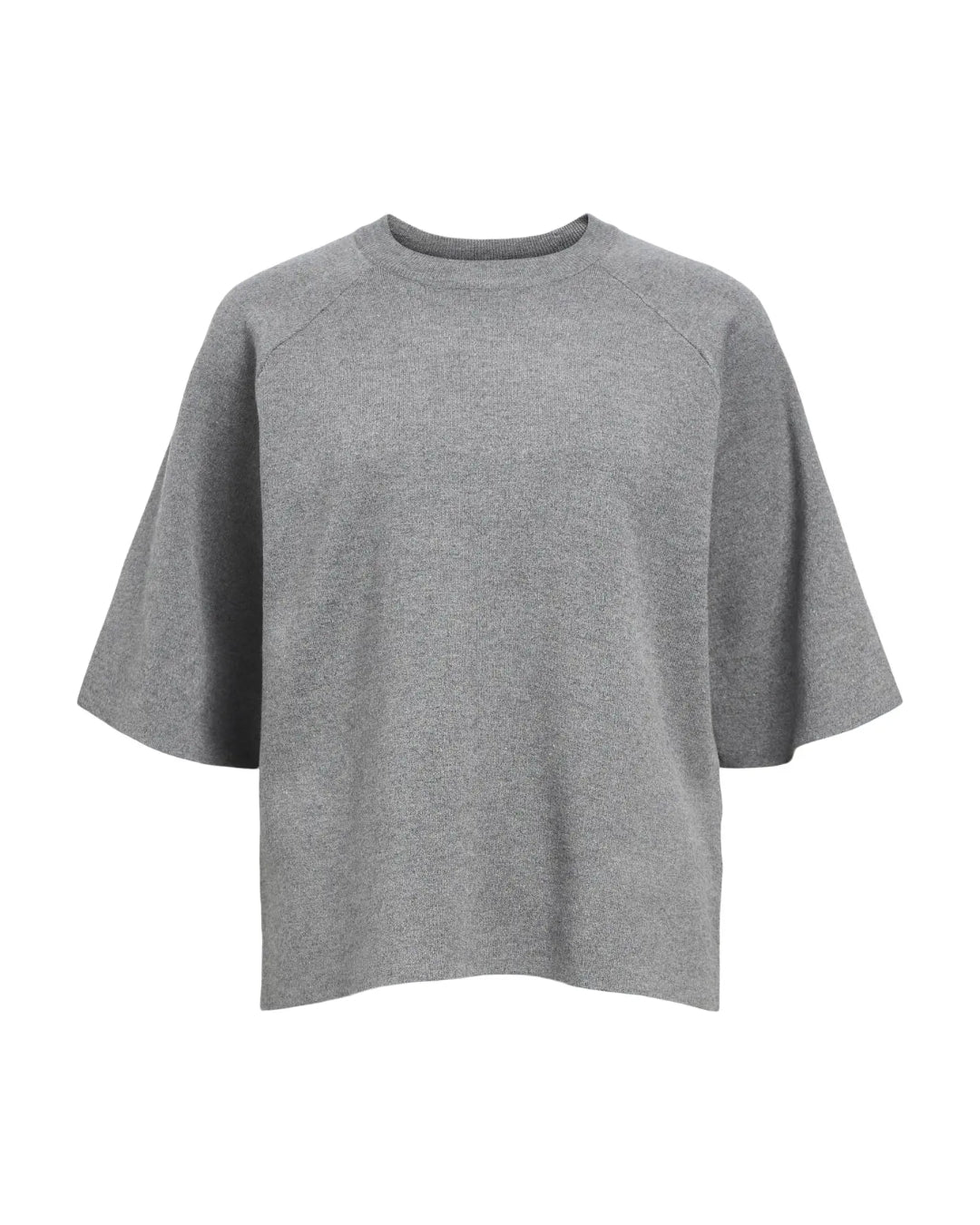 Grå sweater i løs pasform hænger; kortærmet med rund halsudskæring; neutral baggrund.