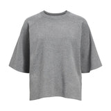 Grå sweater i løs pasform hænger; kortærmet med rund halsudskæring; neutral baggrund.