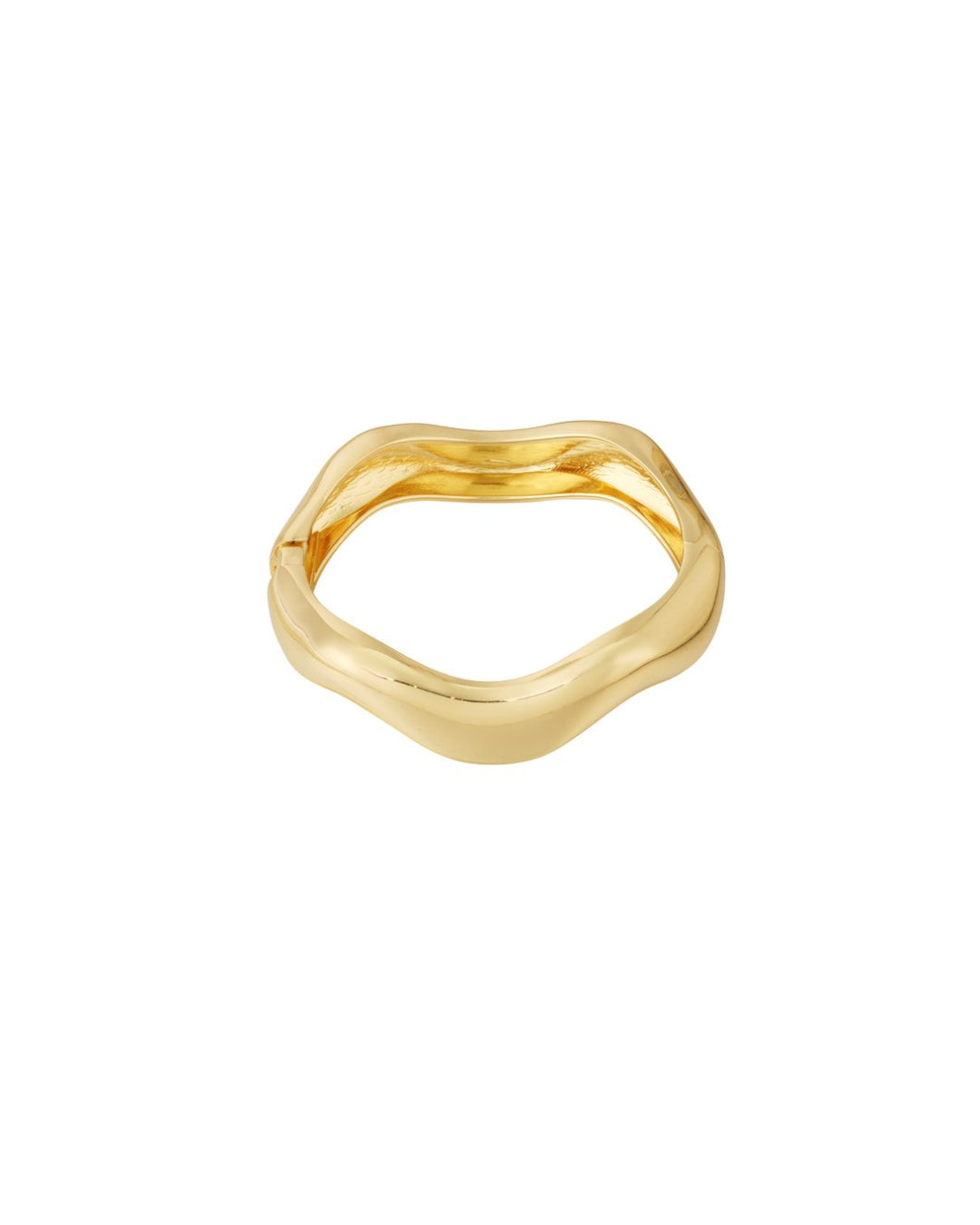 Produktfoto af en Robin armbånd i guld med bølgende effekt. Baggrund er hvid. Fra By Sofie Sønderby