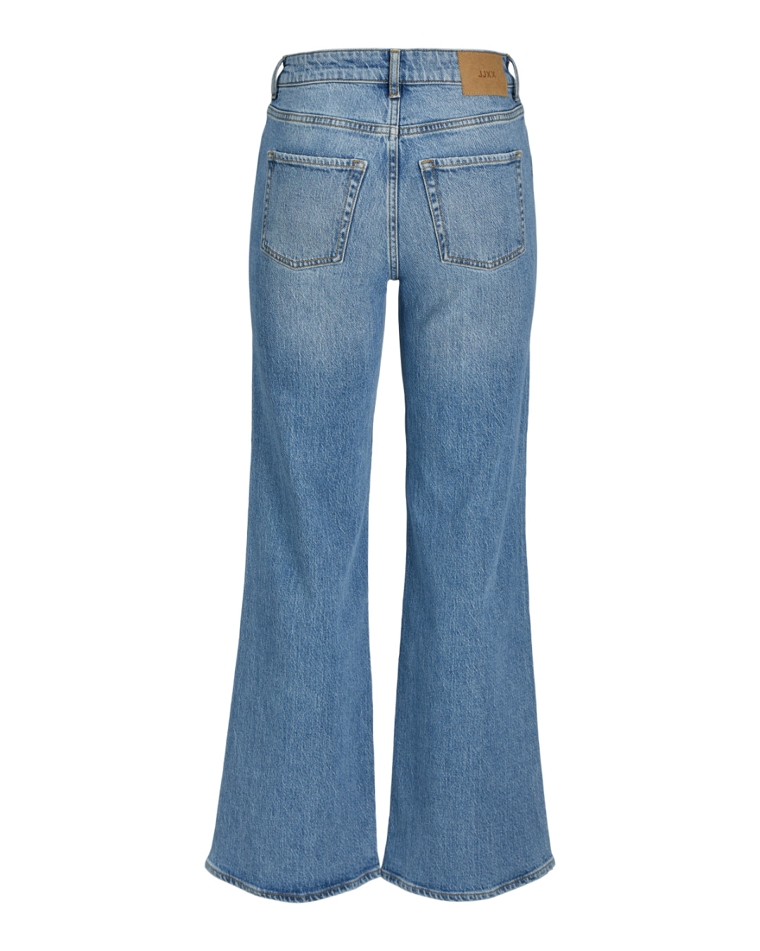 Jeans med vide ben hænger stille mod en hvid baggrund, med to baglommer og et brunt mærke med teksten "JXX" placeret på linningen.