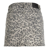 Leopardmønstret nederdel med lommer, fastgjort i taljen, fremviser et gråt og sort design. Stoffet har slidt struktur, og en etiket med teksten "JJXX" sidder ved linningen.
