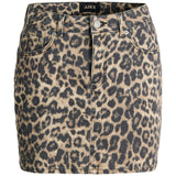 Leopardmønstret nederdel, der hænger statisk. Designet har en klassisk jeansstil med lommer og bæltestropper. Øverst ses teksten "JJXX" på en etiket. Baggrund er neutral.
