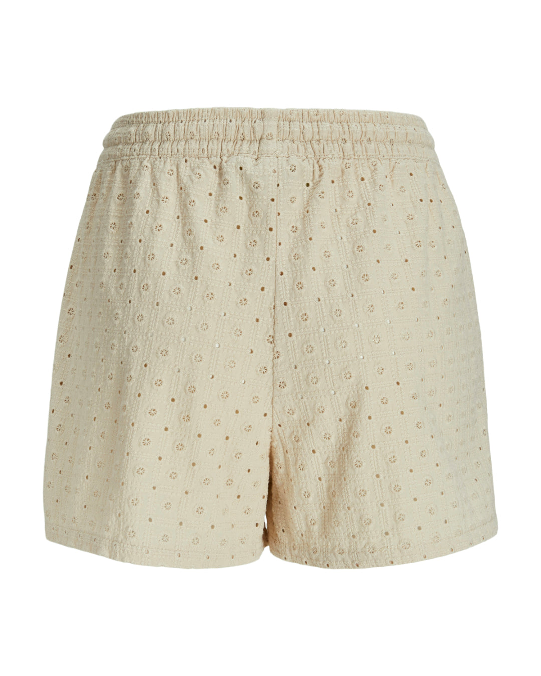 Beige shorts med elastisk talje har et blomstret perforeret mønster. De er alene i et neutralt, hvidt fotostudie uden andre genstande.