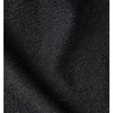 Sort, skinnende stof med en let bølget tekstur, der reflekterer lys. Stoffet fylder hele billedet, hvilket giver det et elegant og detaljeret udseende. Ingen tekst til stede.