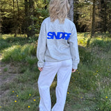 Modelfoto af pige, som bærer SNDRB sweatshirt, grå og NANNA jeans, hvid - alt fra BySofieSønderby