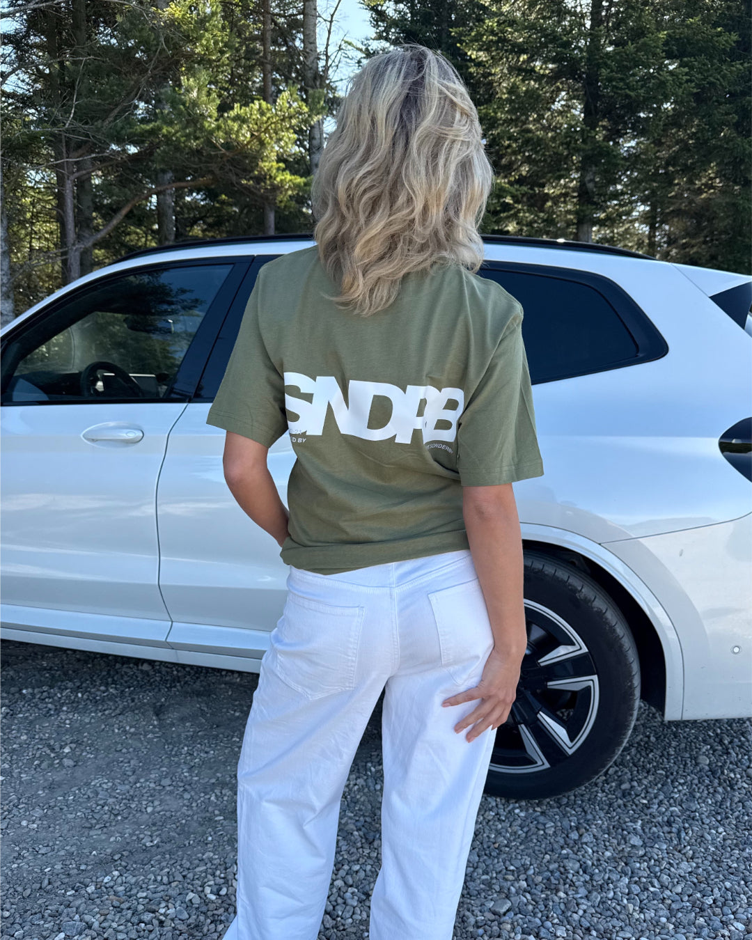 Modelfoto af pige, som bærer SNDRB t-shirt, army og NANNA jeans, hvid - alt fra BySofieSønderby