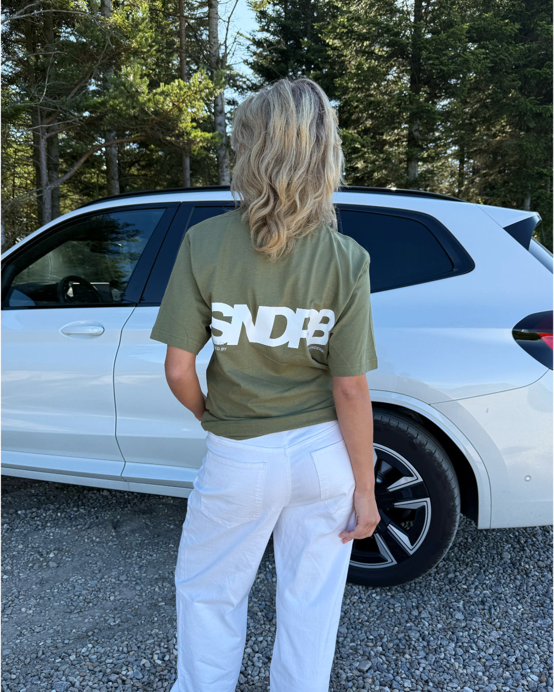Modelfoto af pige, som bærer SNDRB t-shirt, army og NANNA jeans, hvid - alt fra BySofieSønderby