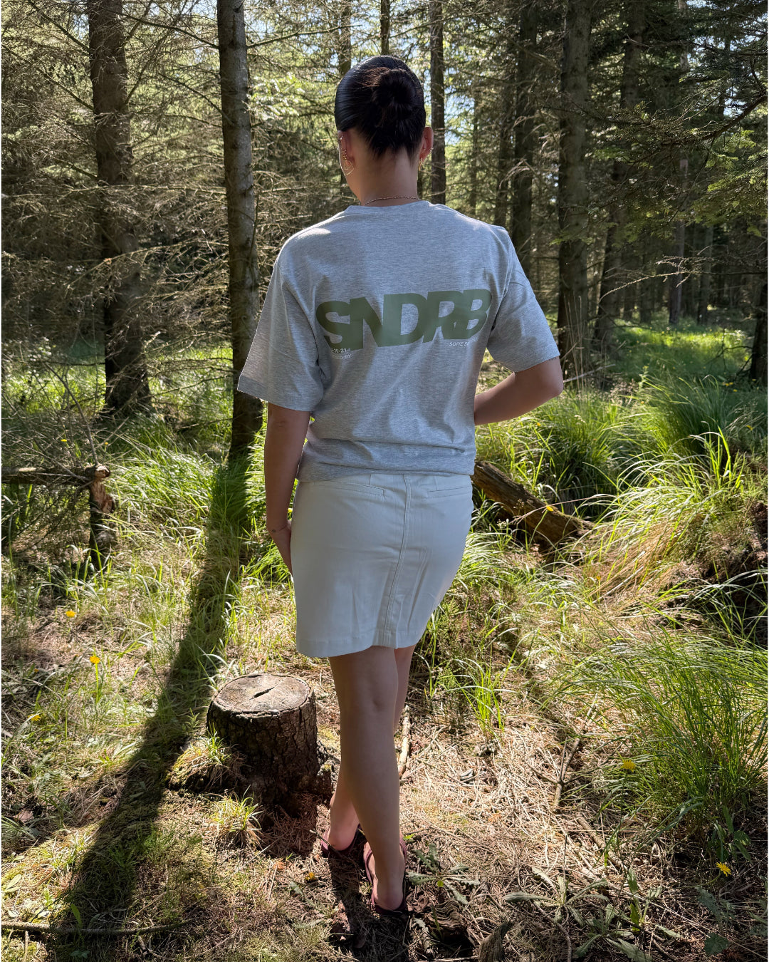 Modelfoto af pige, som bærer SNDRB t-shirt, grå og hvid nederdel - alt fra BySofieSønderby