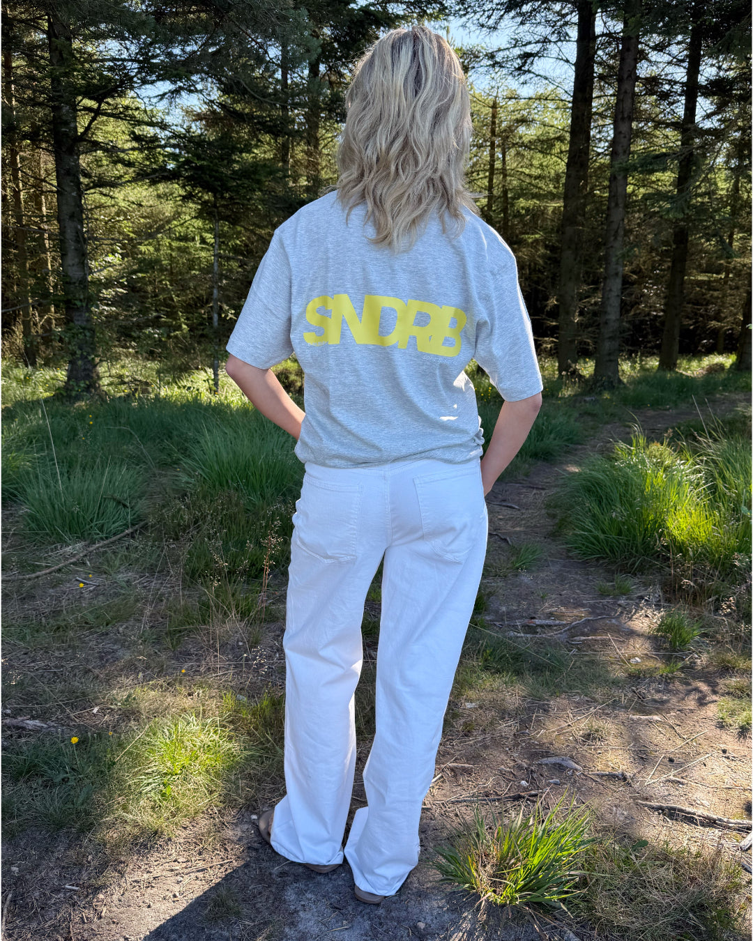 Modelfoto af pige, som bærer SNDRB t-shirt, grå og NANNA jeans, hvid - alt fra BySofieSønderby