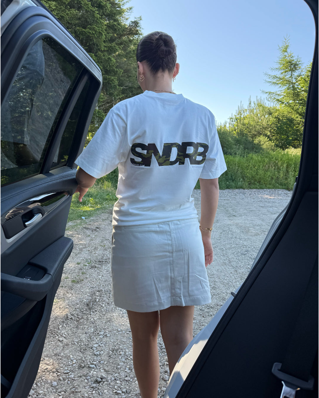 Modelfoto af pige, som bærer SNDRB t-shirt, hvid og hvid nederdel - alt fra BySofieSønderby