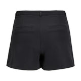Et par mørke, korte shorts med to baglommer ses fra bagsiden. De er placeret mod en ensfarvet, lys baggrund, hvilket fremhæver deres design og pasform.