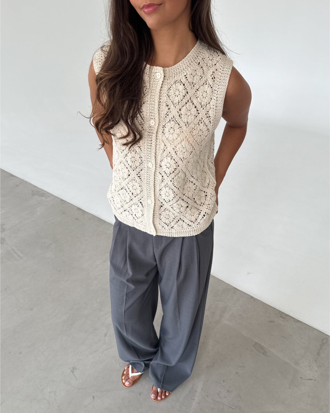 Modelfoto af pige med SOPHIA strikket top, beige og MILAN bukser, grå - begge fra BySofieSønderby