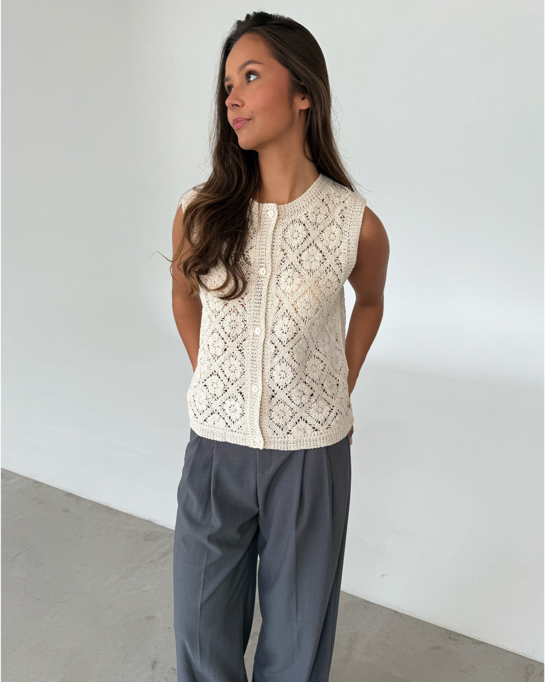 Modelfoto af pige med SOPHIA strikket top, beige og MILAN bukser, grå - begge fra BySofieSønderby