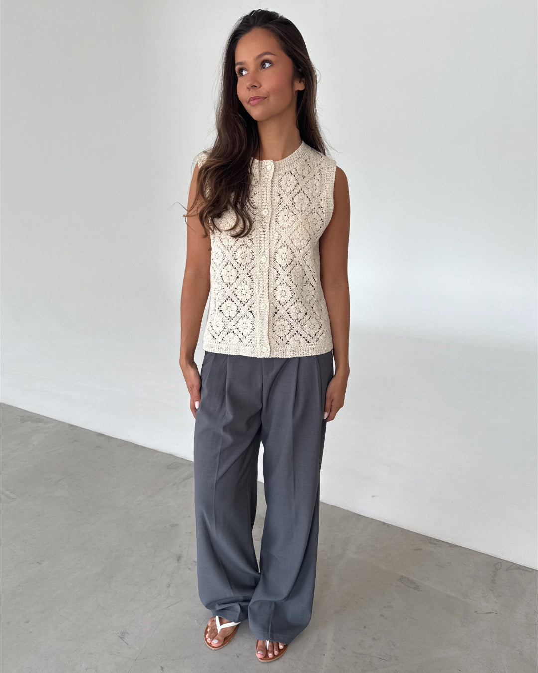 Modelfoto af pige med SOPHIA strikket top, beige og MILAN bukser, grå - begge fra BySofieSønderby