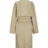 Beige trenchcoat set bagfra med bælte omkring taljen; ingen tekst eller mærke synligt. Stoffet ser ud til at være vandafvisende, typisk for klassiske regnfrakker, på hvid baggrund.