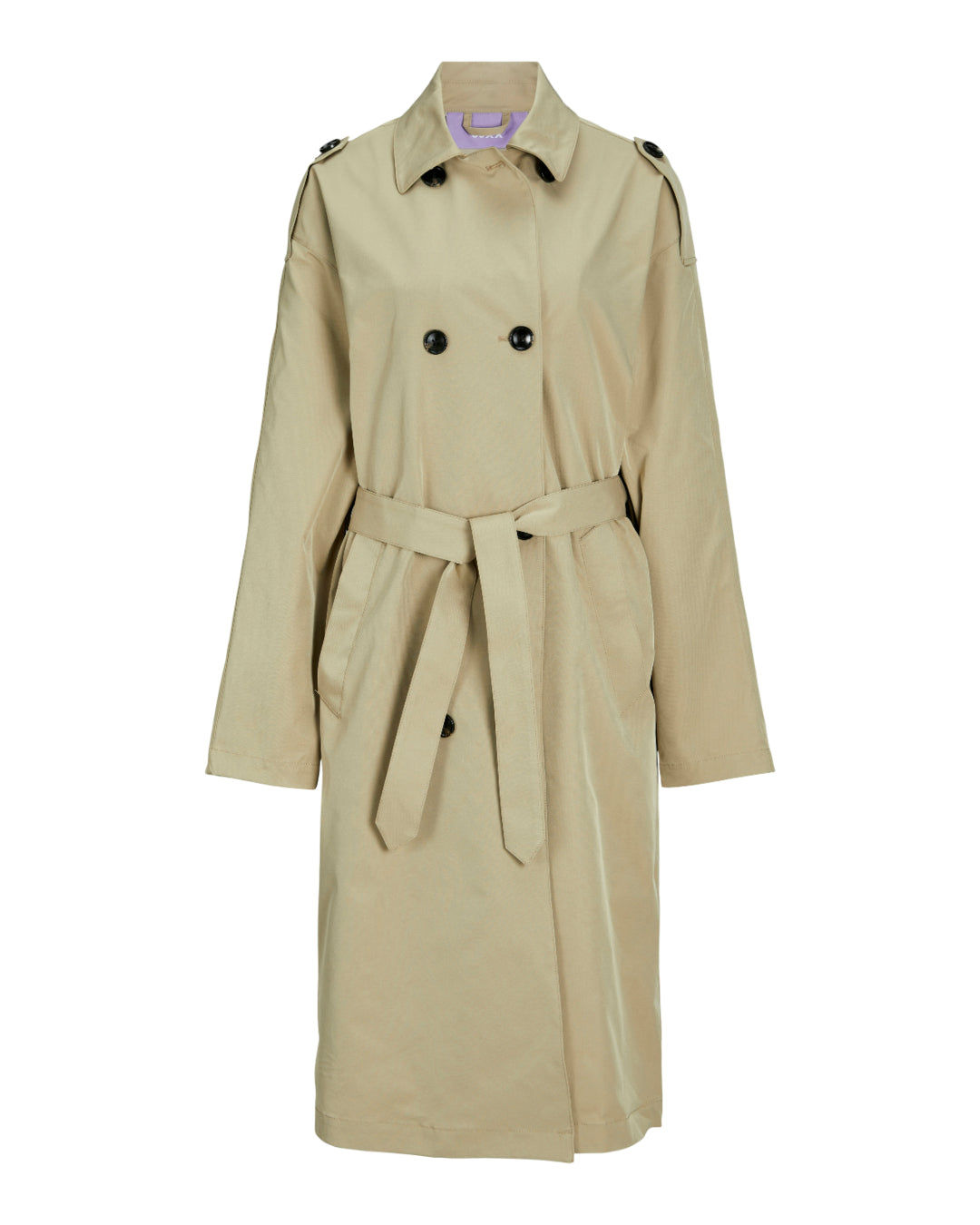Beige trenchcoat hænger, med bælte bundet i taljen, sorte knapper og skulderstropper, mod en hvid baggrund.