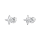 To stjerneformede ørestikker udført i skinnende sølv står ud mod en ensfarvet, hvid baggrund, hvilket fremhæver deres elegante og polerede design.