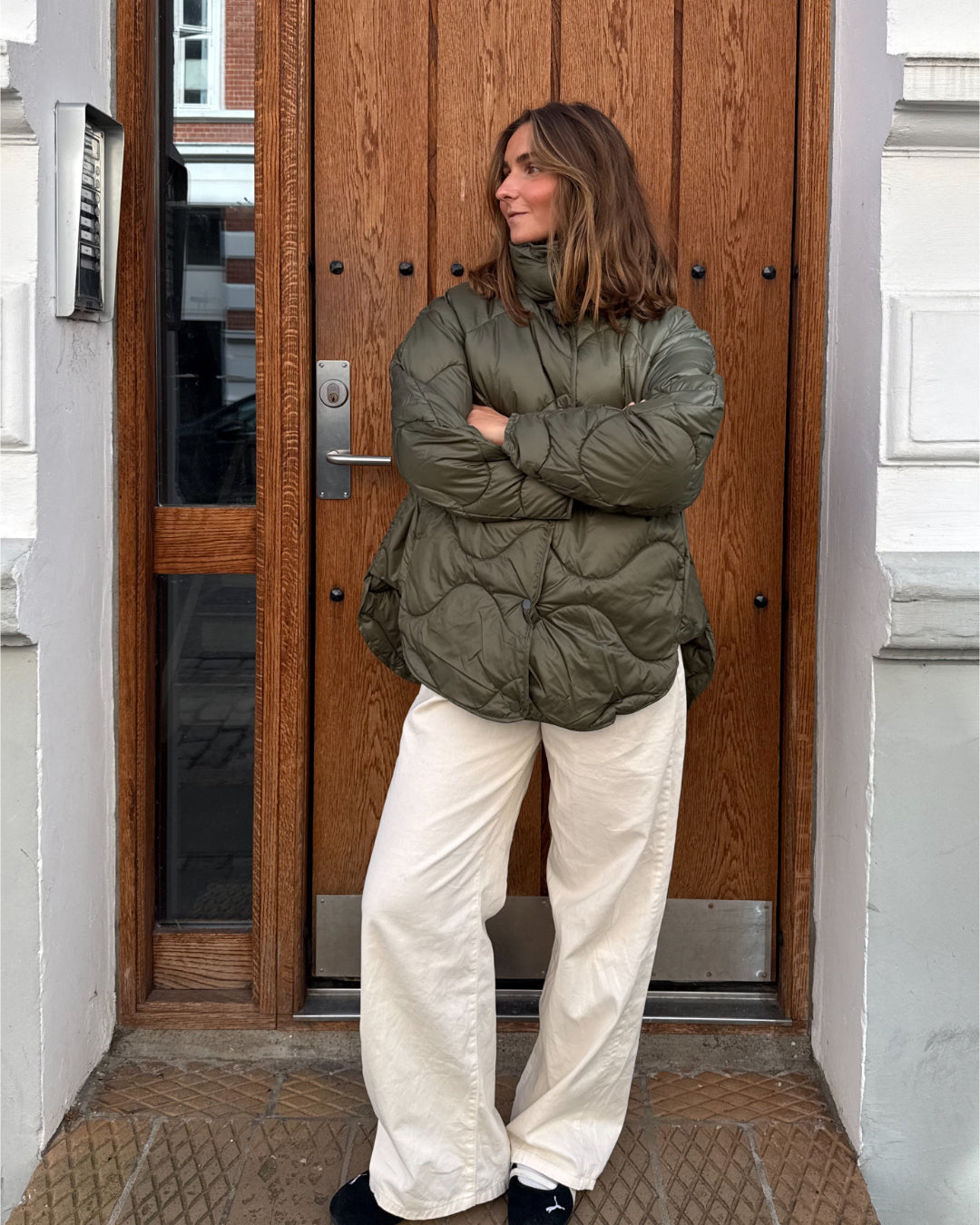 Modelfoto af pige i armyfarvet Stella jakke og beigefarvede Arianna jeans. Alt er fra BySofieSønderby