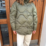 Modelfoto af pige i armyfarvet Stella jakke og beigefarvede Arianna jeans. Alt er fra BySofieSønderby