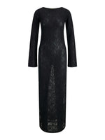 En lang, sort blondekjole hænger stille; den har lange ærmer og en tætsiddende pasform, og befinder sig i et neutralt, hvidt studie. Tekst mangler.