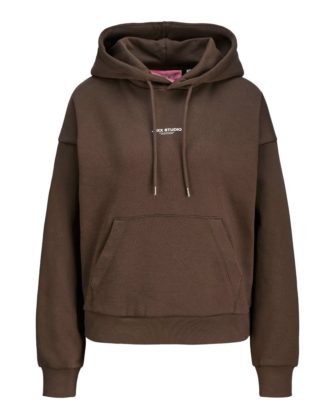 Produktfoto af en Studio Vesterbro hoddie i mørk brun. Baggrund er hvid. Fra BySofieSønderby