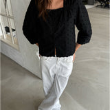 Modelfoto af pige med SUNELA bluse, sort og NANNA jeans, hvid - begge fra BySofieSønderby