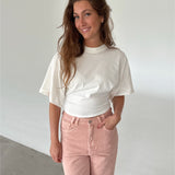 Pige med hvid TALULLA t-shirt og LORETTA jeans, lyserød fra BySofieSønderby