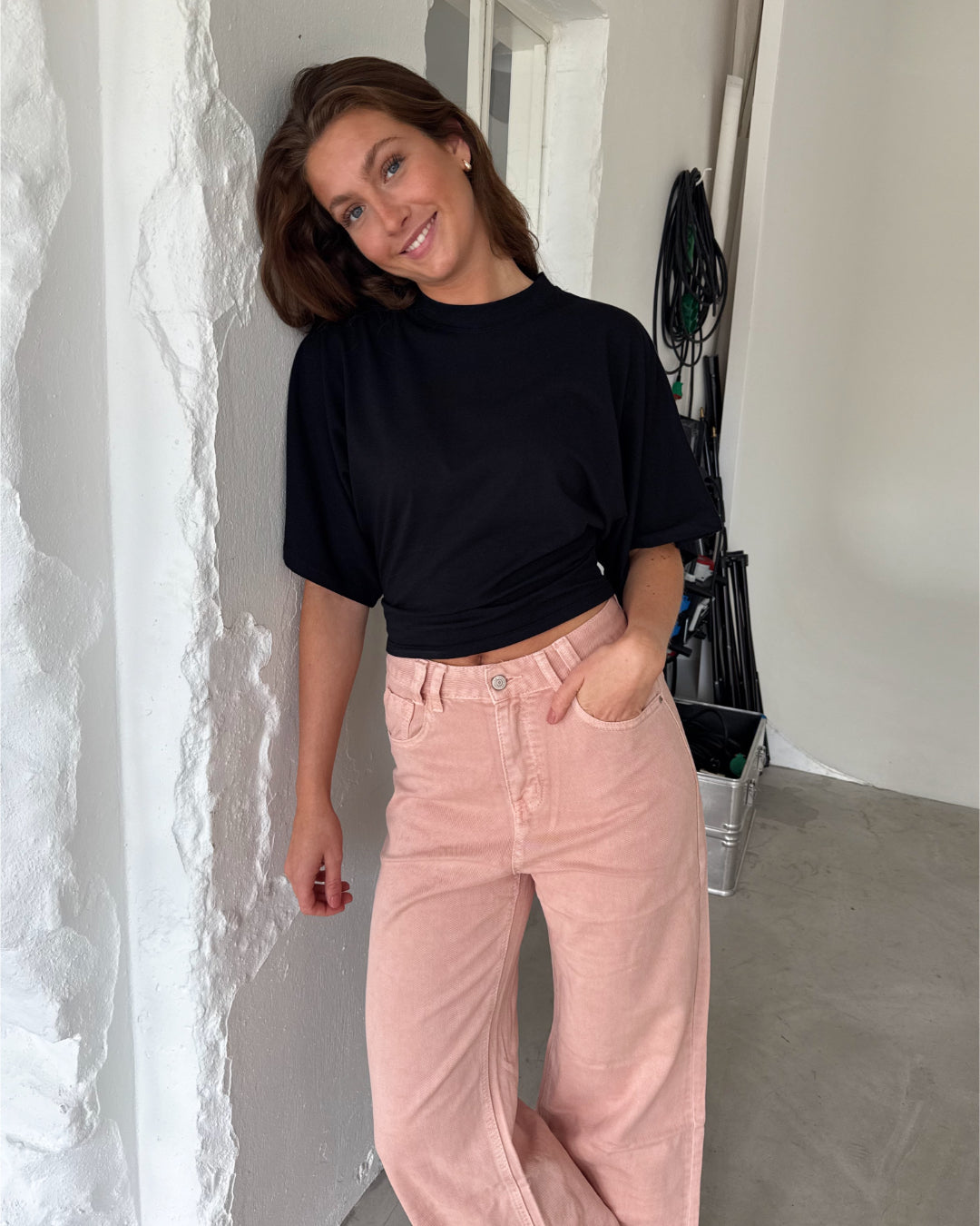Pige med sort TALULLA t-shirt og LORETTA jeans, lyserød fra BySofieSønderby