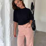 Pige med sort TALULLA t-shirt og LORETTA jeans, lyserød fra BySofieSønderby