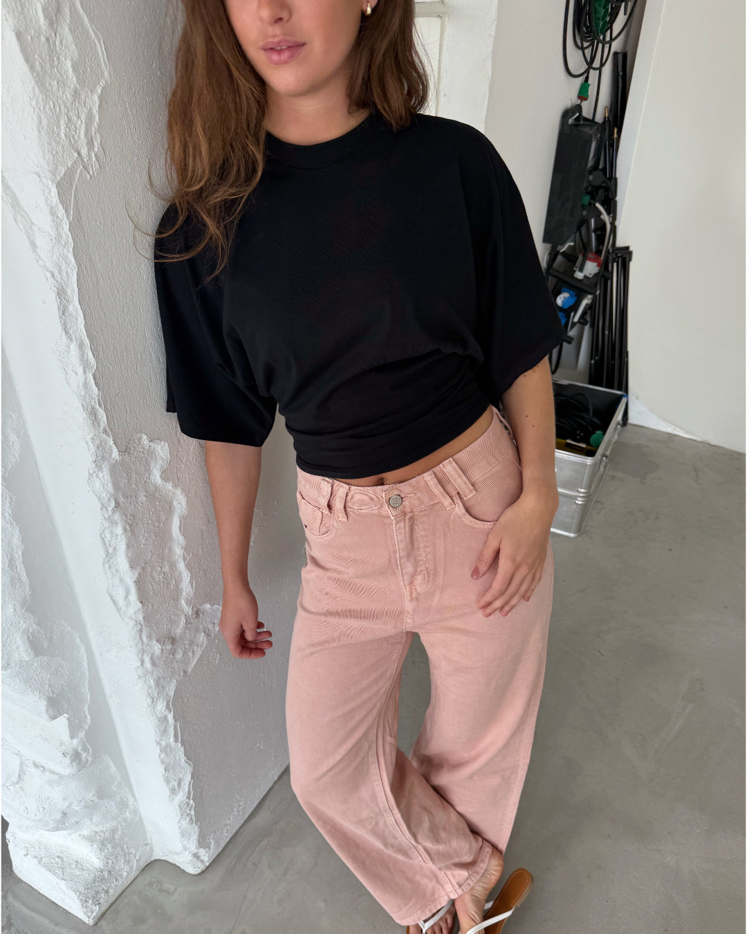 Pige med sort TALULLA t-shirt og LORETTA jeans, lyserød fra BySofieSønderby