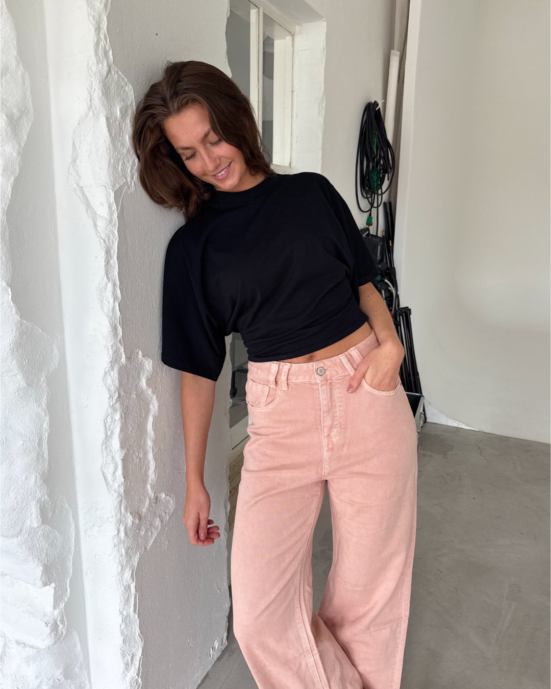 Pige med sort TALULLA t-shirt og LORETTA jeans, lyserød fra BySofieSønderby