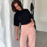 Pige med sort TALULLA t-shirt og LORETTA jeans, lyserød fra BySofieSønderby