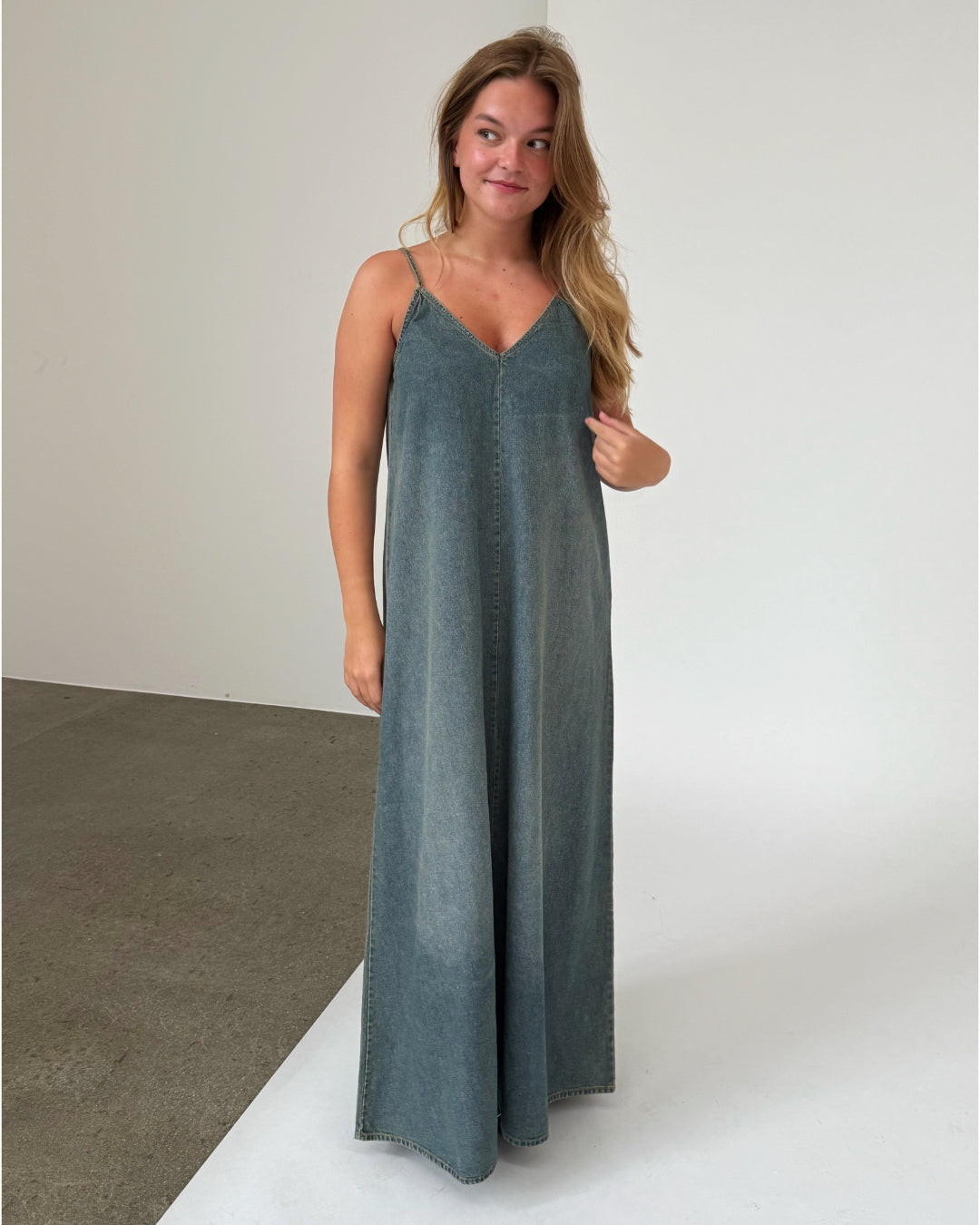 Modelfoto af pige iklædt TUVA kjole denim - fra ySofieSønderby