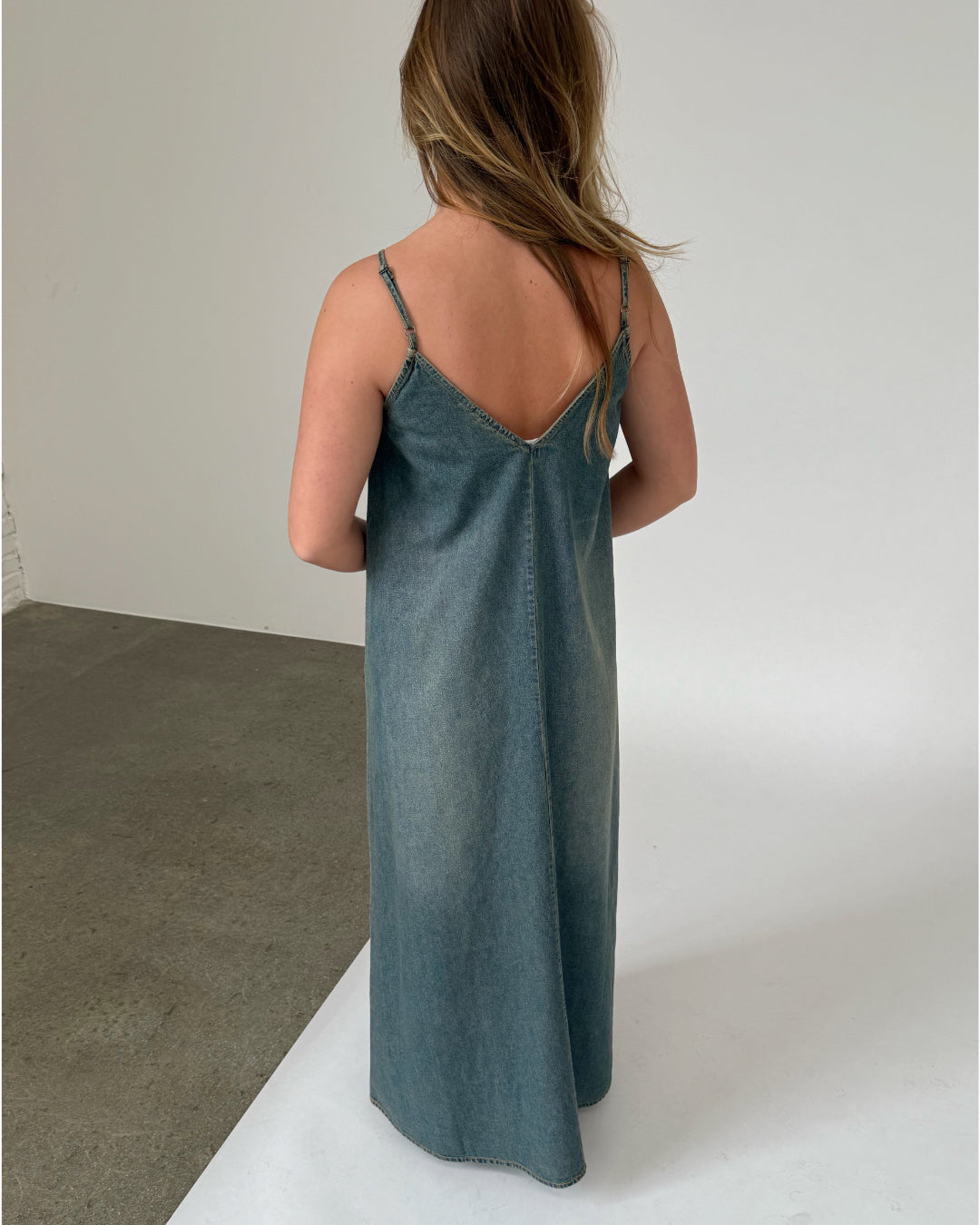 Modelfoto af pige iklædt TUVA kjole denim - fra ySofieSønderby