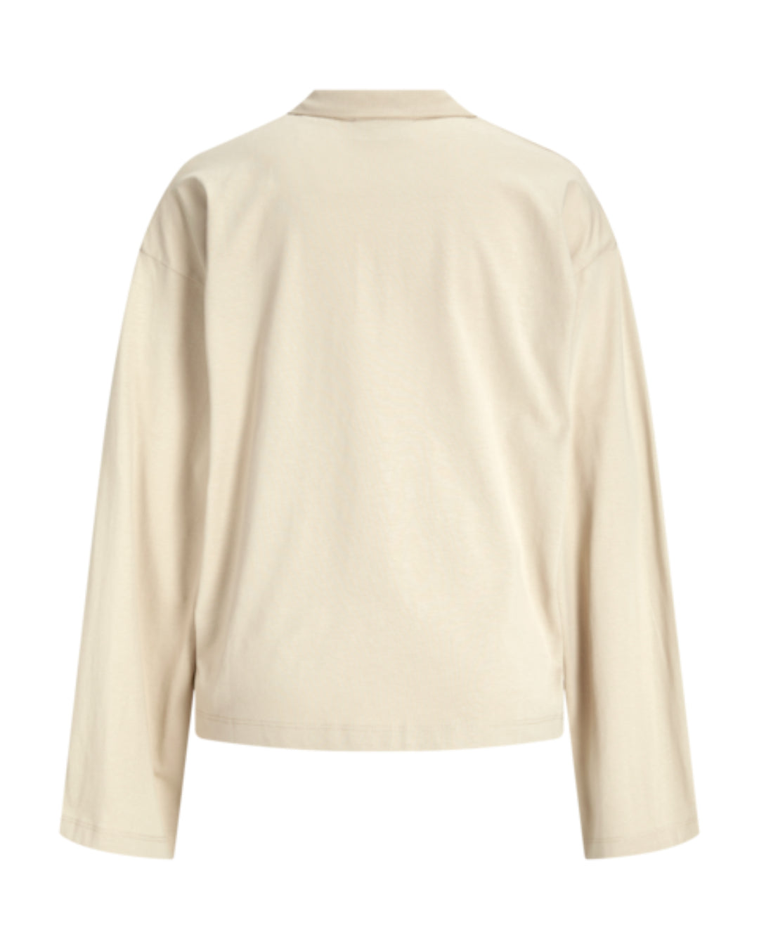 Beige, langærmet T-shirt set bagfra; løs pasform med rund halsudskæring. Enkel, ensfarvet design uden mønster, fotograferet på en ensfarvet baggrund.