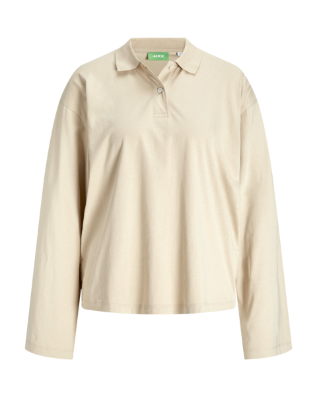Beige langærmet poloshirt med krave og knaplukning foran. Etiket med teksten "AJXX" inde i nakken. Ingen synlig handling eller særlige omgivelser.