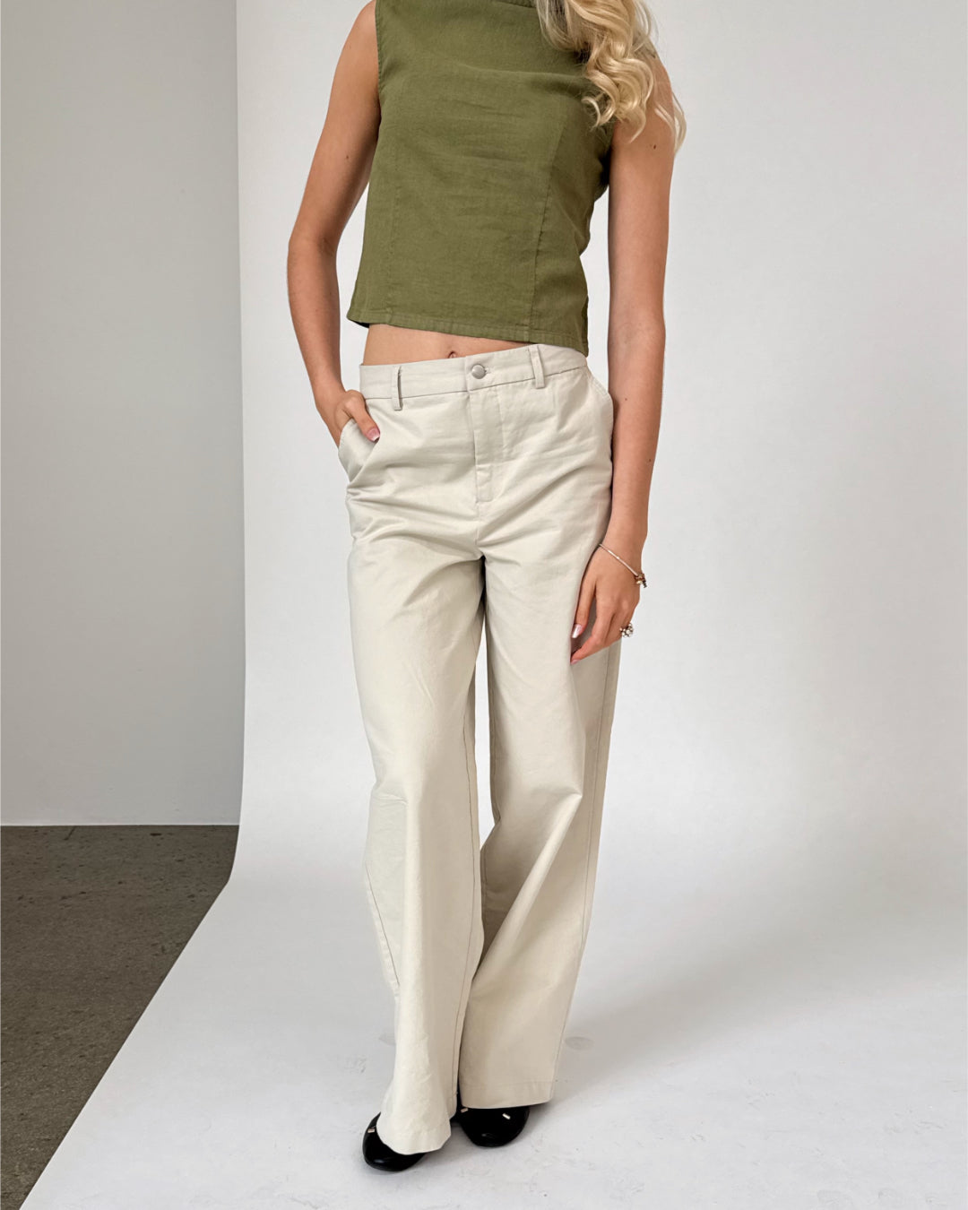 Modelfoto af pige iklædt YALE bukser, creme og ANNIKA top, kaki - begge fra BySofieSønderby