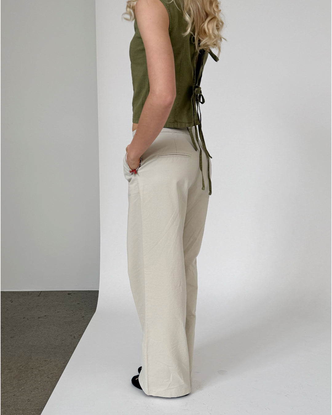 Modelfoto af pige iklædt YALE bukser, creme og ANNIKA top, kaki - begge fra BySofieSønderby