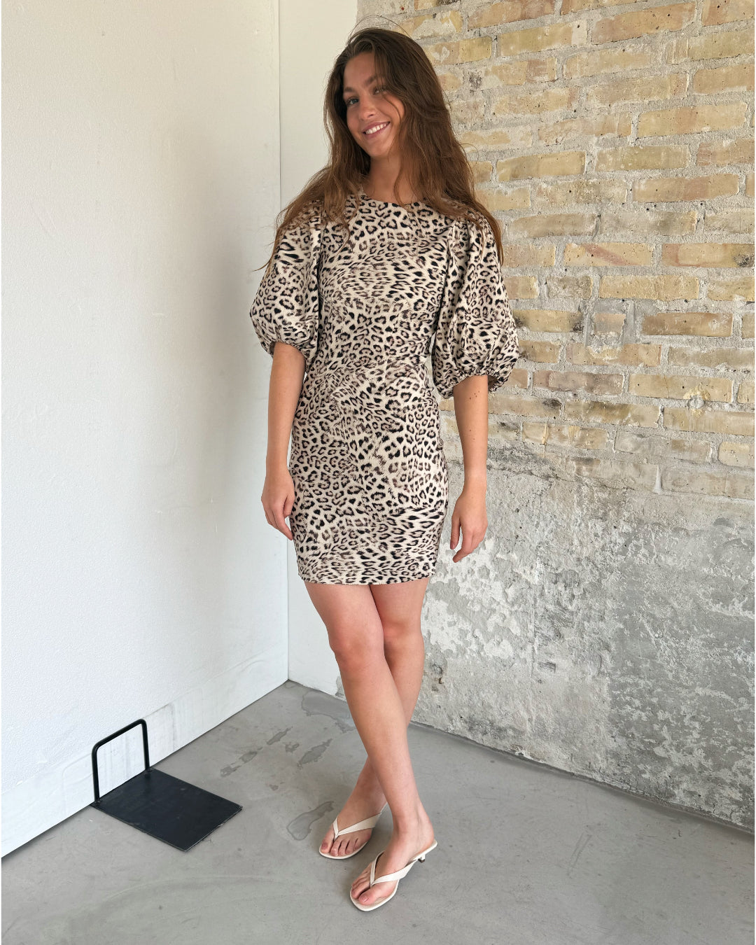 Modelfoto af pige som bærer leopard mønstret ZAZU minikjole . Alt er fra BySofieSønderby