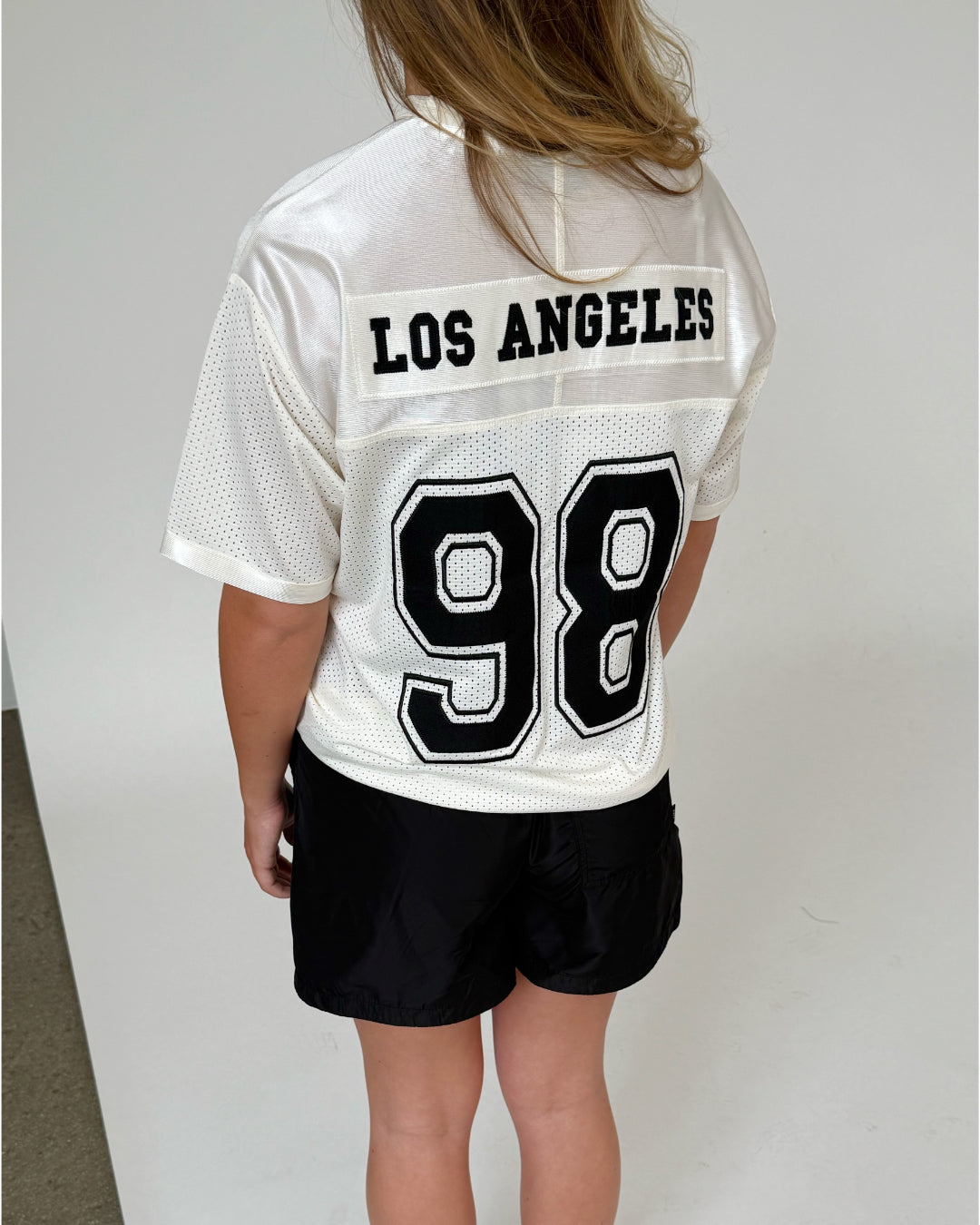 Modelfoto af pige iklædt ZOLA t-shirt, hvid og LANA shorts, sort - begge fra BySofieSønderby